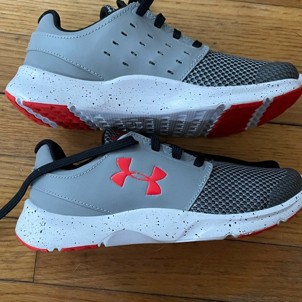 Youth 3.5 UnderArmour boys sneaker - Picture 2 of 5